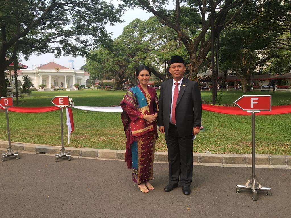 Ketua DPRD DKI Jakarta dan isterinya Novie Muaniarsari ketika menghadiri Upacara HUT ke-74 Kemerdekaan Republik Indonesia di Pantai Maju, Teluk Reklamasi, Jakarta Utara yang digelar Pemerintah Provinsi DKI Jakarta. (17/08/2019)