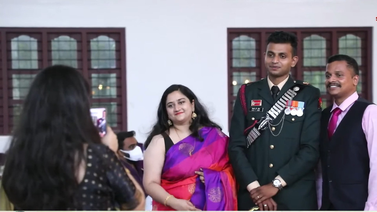 Cute Malayali bride wide open deep anvel in red saree.mp4_snapshot_00.06.566