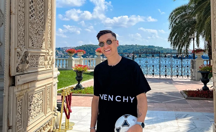 Mesut Ozil saat berkunjung ke Istana Ciragan, Istanbul, Turki.