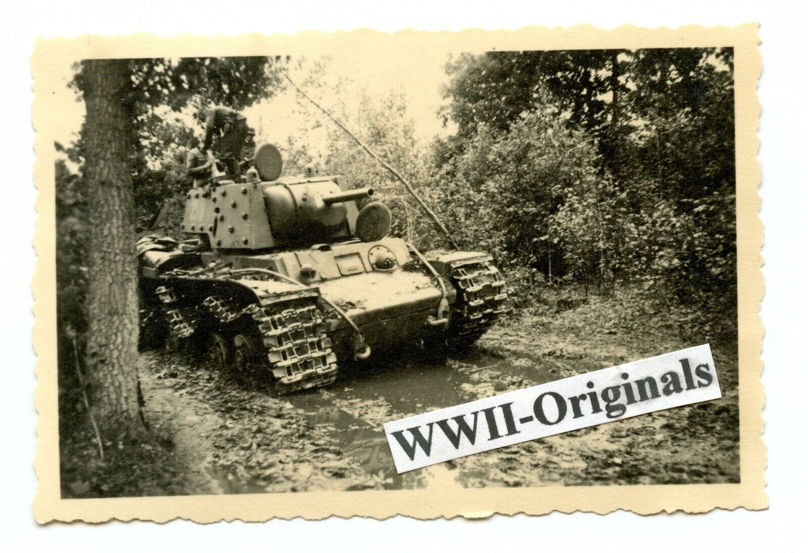 russ. Beute-Panzer KW-1 durch Panzerjäger der KG Guderian bei Vormarsch erbeutet