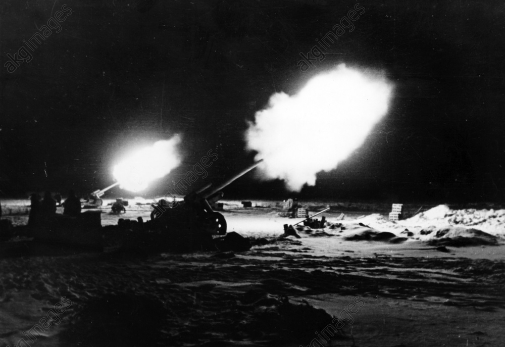 Geschütze bei Nacht an der Ostfront, aufgenommen im Februar 1943.