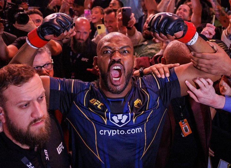 Джон Джоунс е осмият боец, който печели титла в две дивизии в UFC