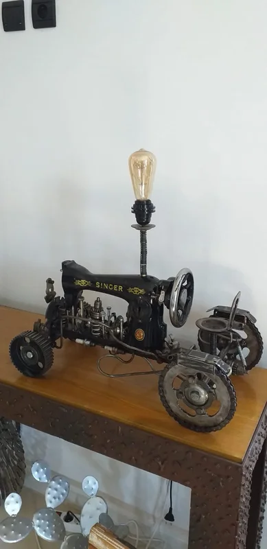 lamp-vintage-sewing-machine.webp