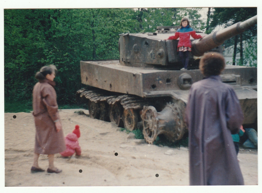 Panzer VI Tiger I letzte Ausführung Abgeschossen 1945 Wrack Fotos 1980 (2)