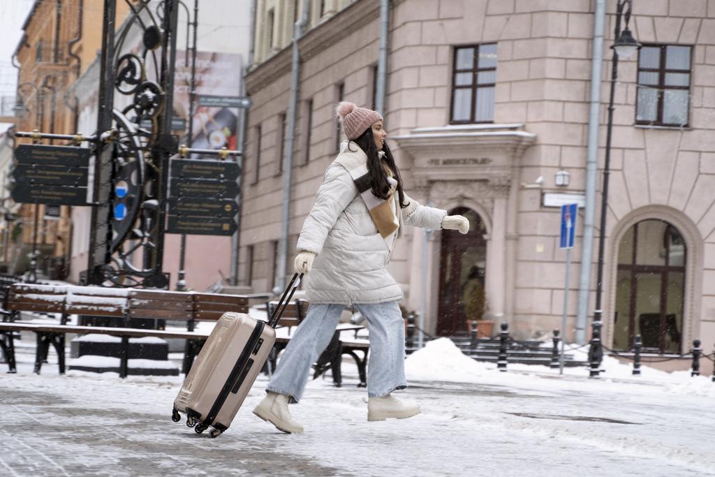 friends-traveling-together-winter-time