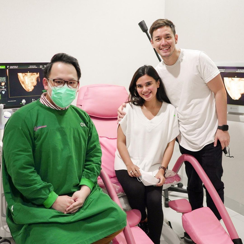 Audi Marissa sedang memeriksa kandungan ditemani Anthony Xie