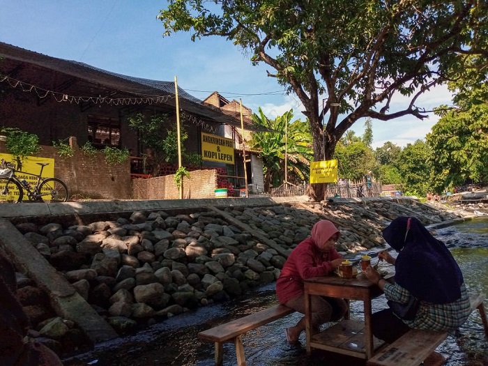 Pengunjung sedang menikmati sajian kuliner di Angkringan Pagi dan Kopi Lepen, Rabu (22/9/2021).