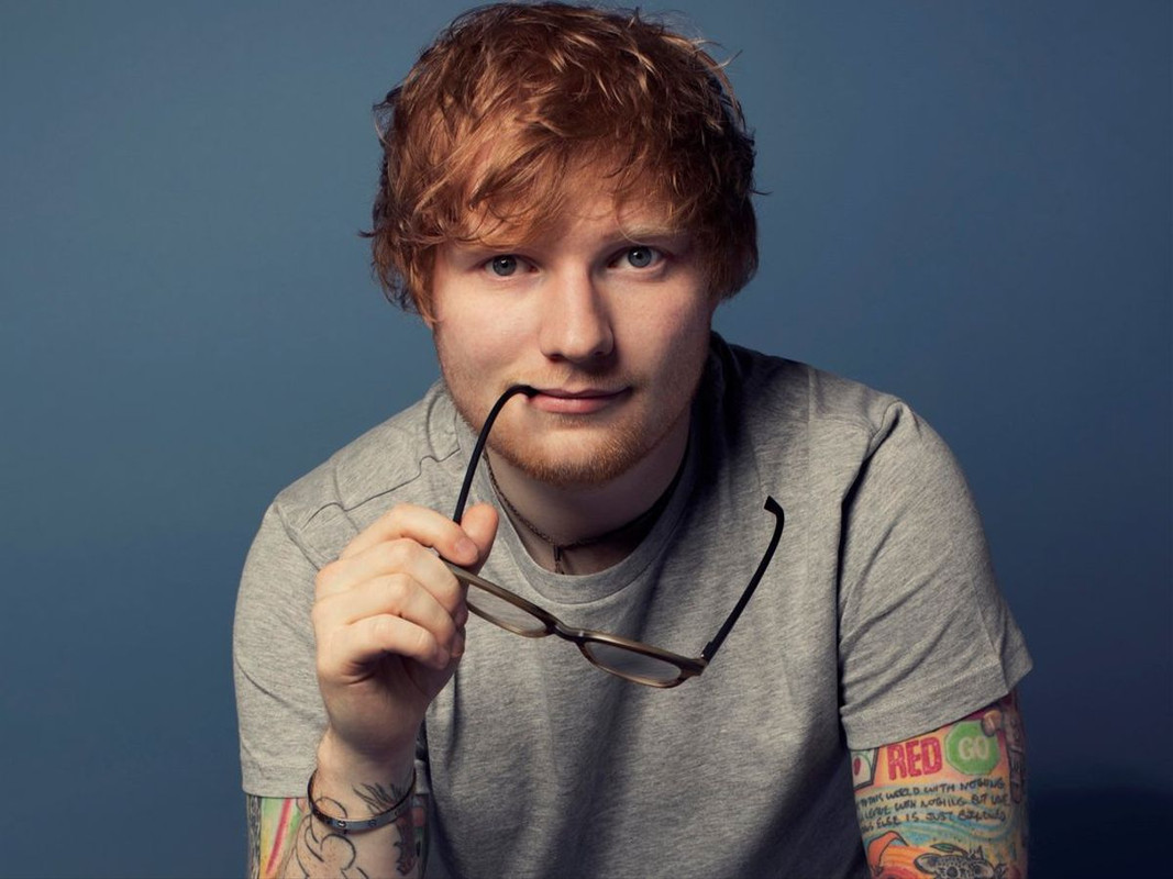 Ed Sheeran da positivo a COVID-19, seguirá su gira desde casa