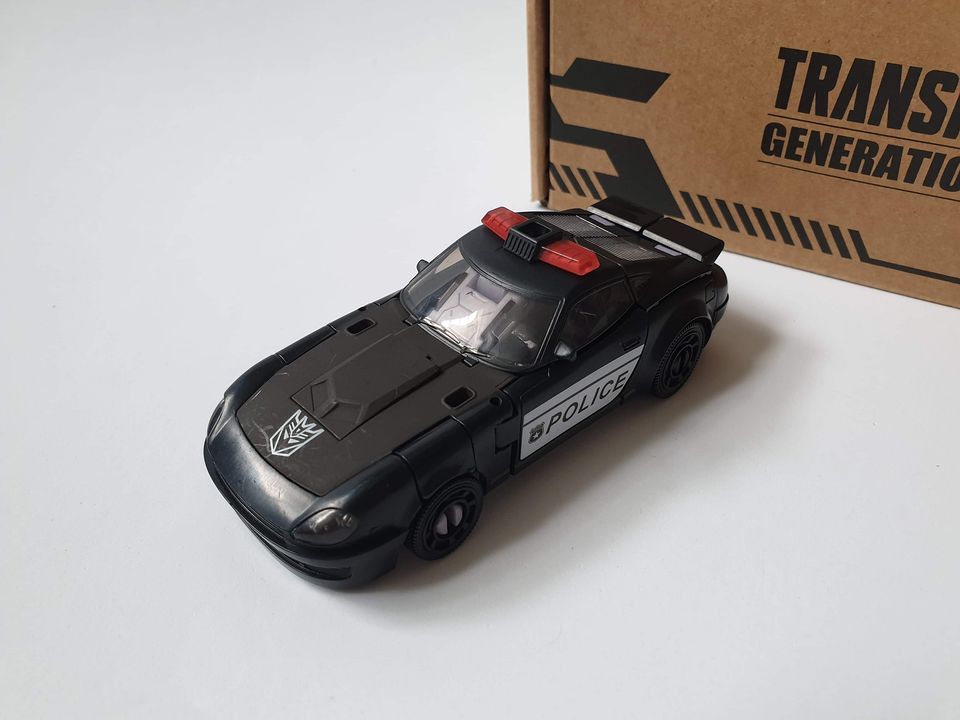 Transformers-Generation-Selects-Decepticon-Barricade-Earthrise-form-06