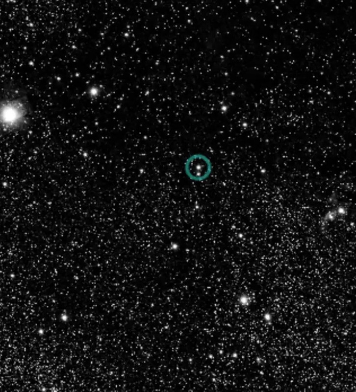 campo Pan-STARRS filtro g 60' ~ 50' con V1357 Cyg (Cygnus X-1) marcada con c�rculo, Sur arriba