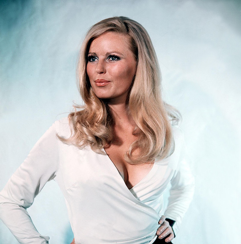 Veronica_Carlson_a13