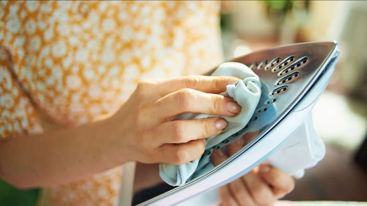 ¿Cómo usar el vinagre para limpiar una plancha quemada?