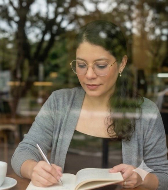 Retrato da psicóloga Mirella Lippi em composição elegante e humana