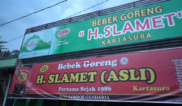 Bebek Goreng H. Slamet pusat di Jalan Sedahromo Lor Dusun III, Kartasura, Kabupaten Sukoharjo, Jawa Tengah.