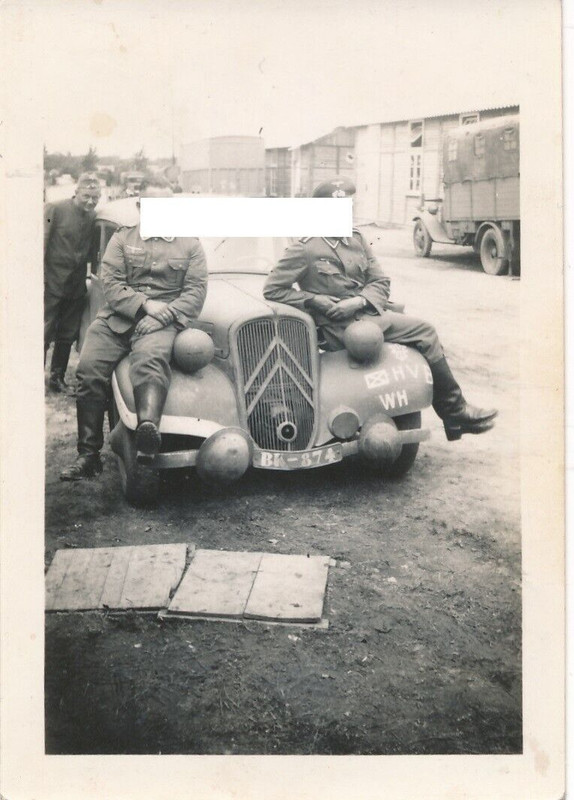 Frankreich La Ferté St Aubin deutsche Soldaten mit Beute PKW Citroen