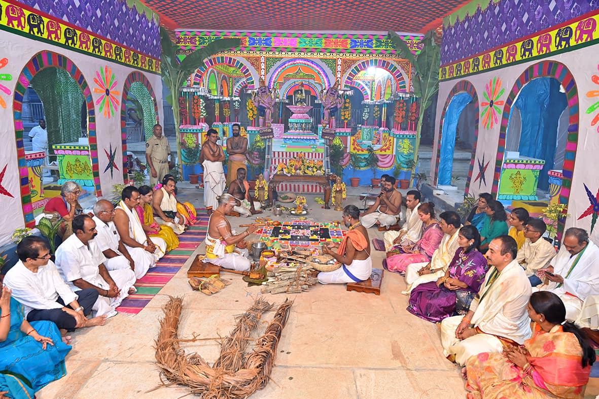 కాణిపాకంలో వైభవంగా మూడోరోజు మహాకుంభాభిషేక పూజలు కాణిపాకంలో వైభవంగా మూడోరోజు మహాకుంభాభిషేక పూజలు