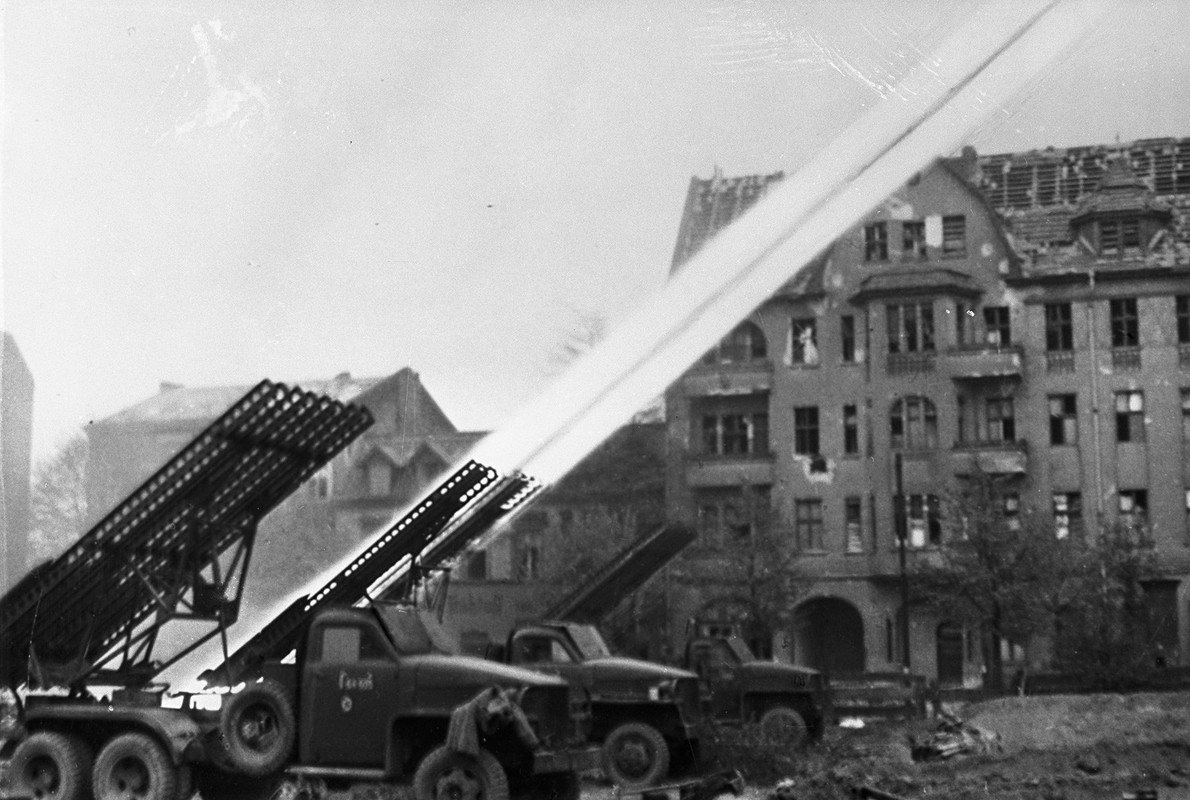 Artillería soviética en las calles de Berlín