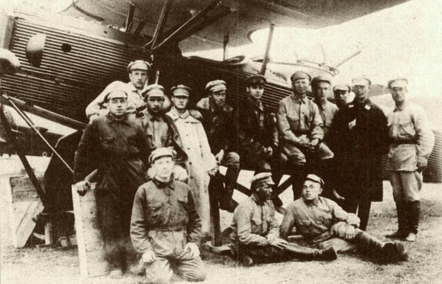 Летчики и техники возле Юнкерса Ю-21, октябрь 19