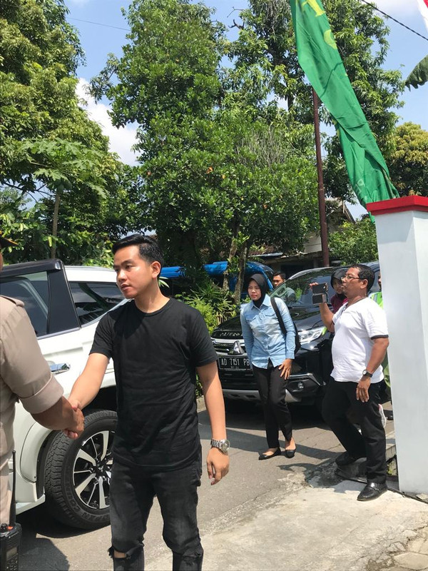 Penampilan Gibran gunakan pakaian serba hitam saat mencoblos.