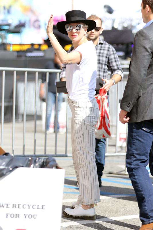 2-27-16-Arriving-at-Tower-Records-in-Sun