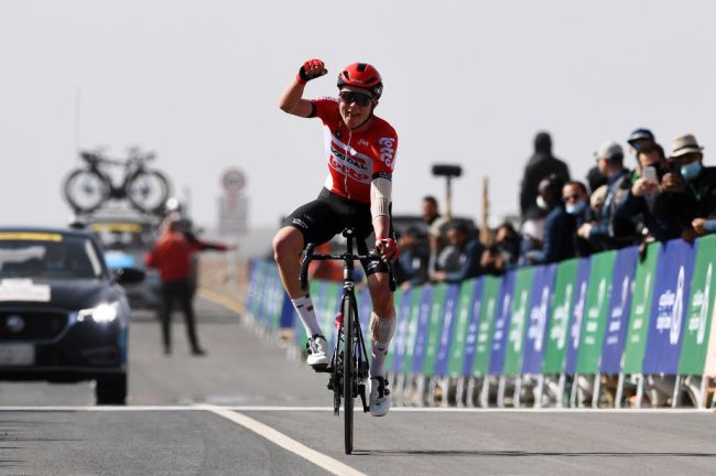 Il belga Van Gils si impone sul traguardo più arduo del Saudi Tour (foto Tim de Waele/Getty Images) 