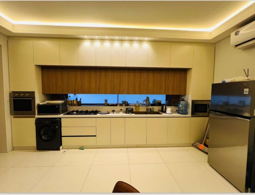 مطبخ أنيق داخل فيلا فاخرة في عجمان، بتصميم عصري ومساحات واسعة تجمع بين الجمال والعملية.