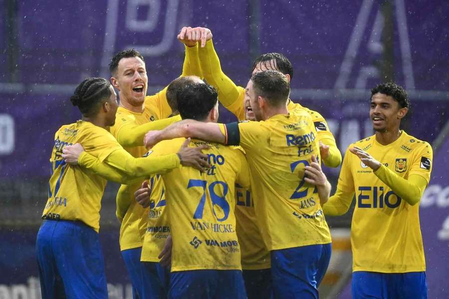Genk vs Sporting Charleroi, 01h30 ngày 22/04
