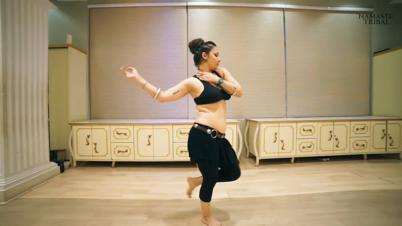 [Image: Dipika-Vijay-hot-belly-dance-webm-snapsh...37-333.jpg]