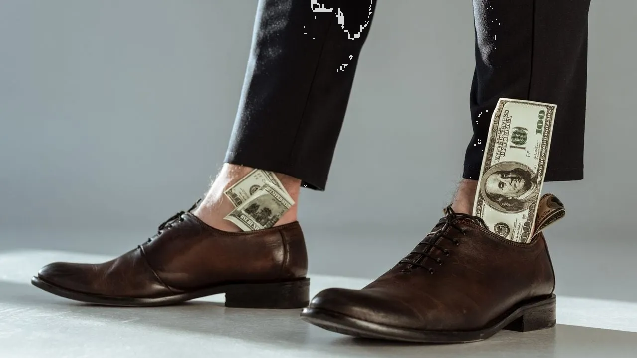 ¿En qué pie se pone un billete para tener dinero en Año Nuevo?