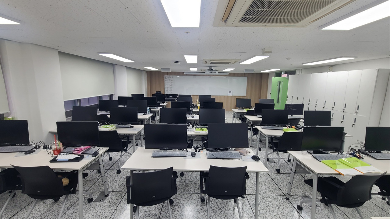 첨단 기술 교육의 분위기를 보여주는 히어로 이미지