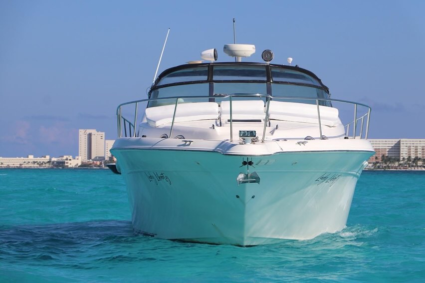 Lady Liberty 46 ft yacht rental Cancun - Kitchen and dining area with air conditioning and full amenities
