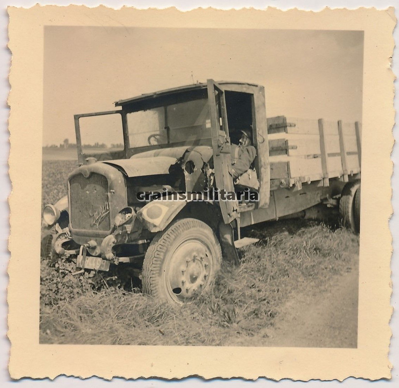 Orig. Foto zerstörte franz. Beute Lkw SAURER in 