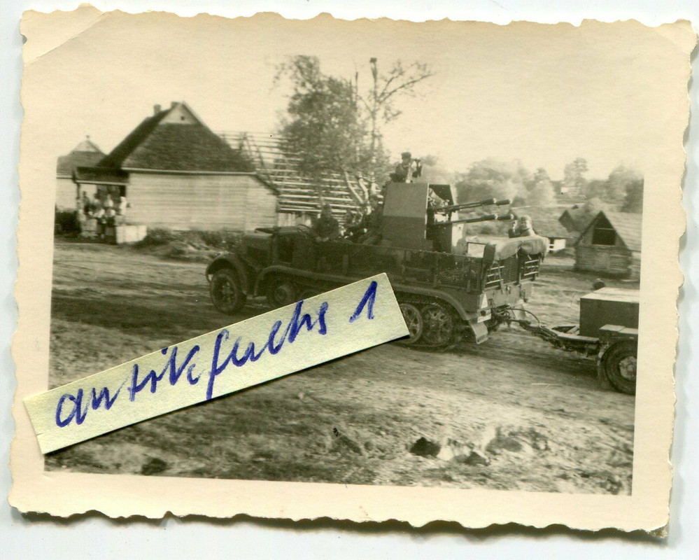 WH-Halbketten-Schützen-Panzer mit 4lings-Flak-Aufbau an der Ostfront