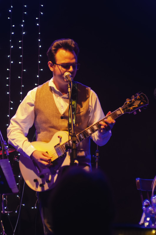 Jose Nieto, guitarra y voz