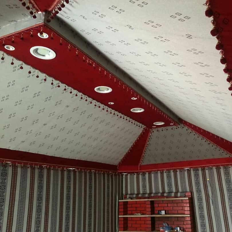 مجلس خارجي مع إضاءة ملونة