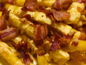 Patatine fritte con salsiccia e provola piccola