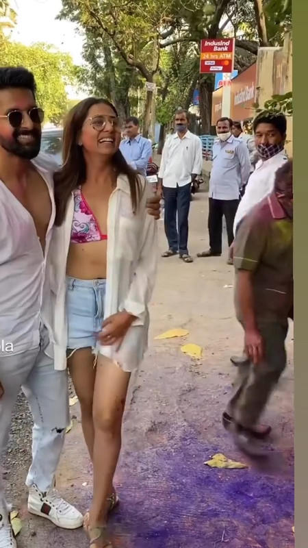 Hindi unknown actress navel zoom in white and red bikini.mp4_snapshot_00.02.107