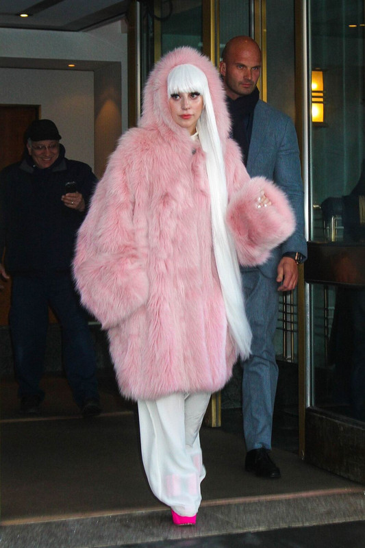 2-18-14-Leaving-her-apartment-in-NYC-001