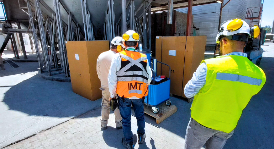 Equipo IMT realizando entrega y puesta en marcha de aspiradora industrial KEVAC KB5P en industria alimentaria.