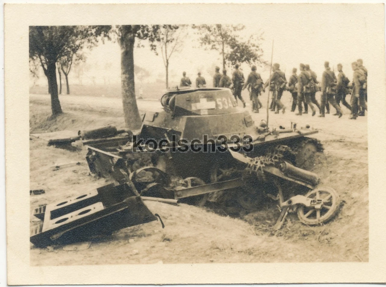 Foto Soldaten vom Infanterie Reg 73 am Panzer II Wrack der Wehrmacht in Polen