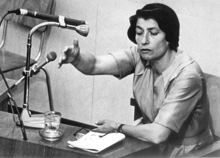 Zivia Lubetkin Zuckerman testifica durante el proceso de Adolf Eichmann. Jerusalén, Israel, el 3 de mayo de 1961