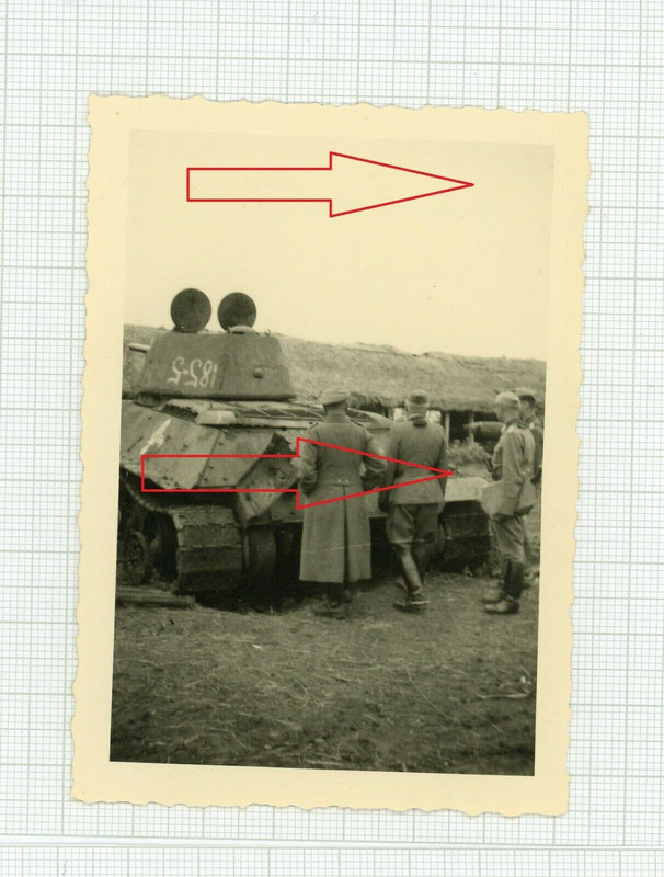 Foto Russland General Eibl vor zerstörtem russischem Panzer mit Turmnummer