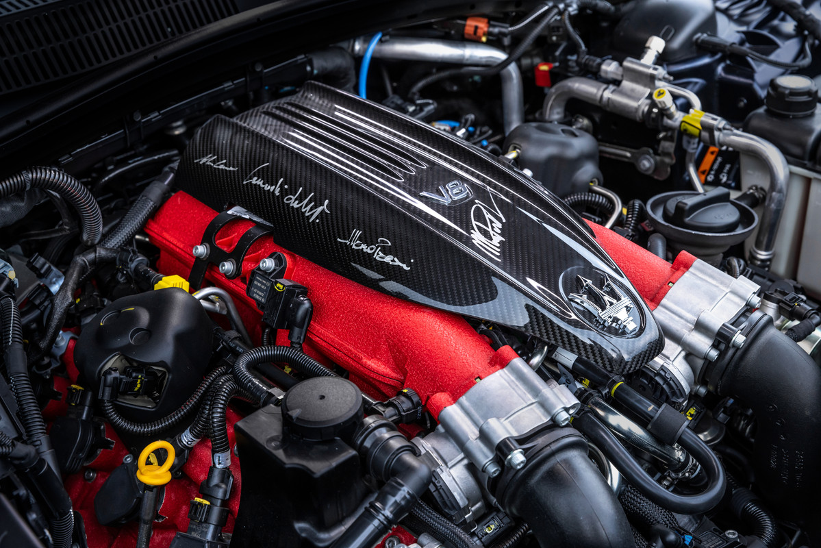 21_MaseratiQuattroporteGrandFinale_V8enginecoversignedbytheFuoriSerie&engineering