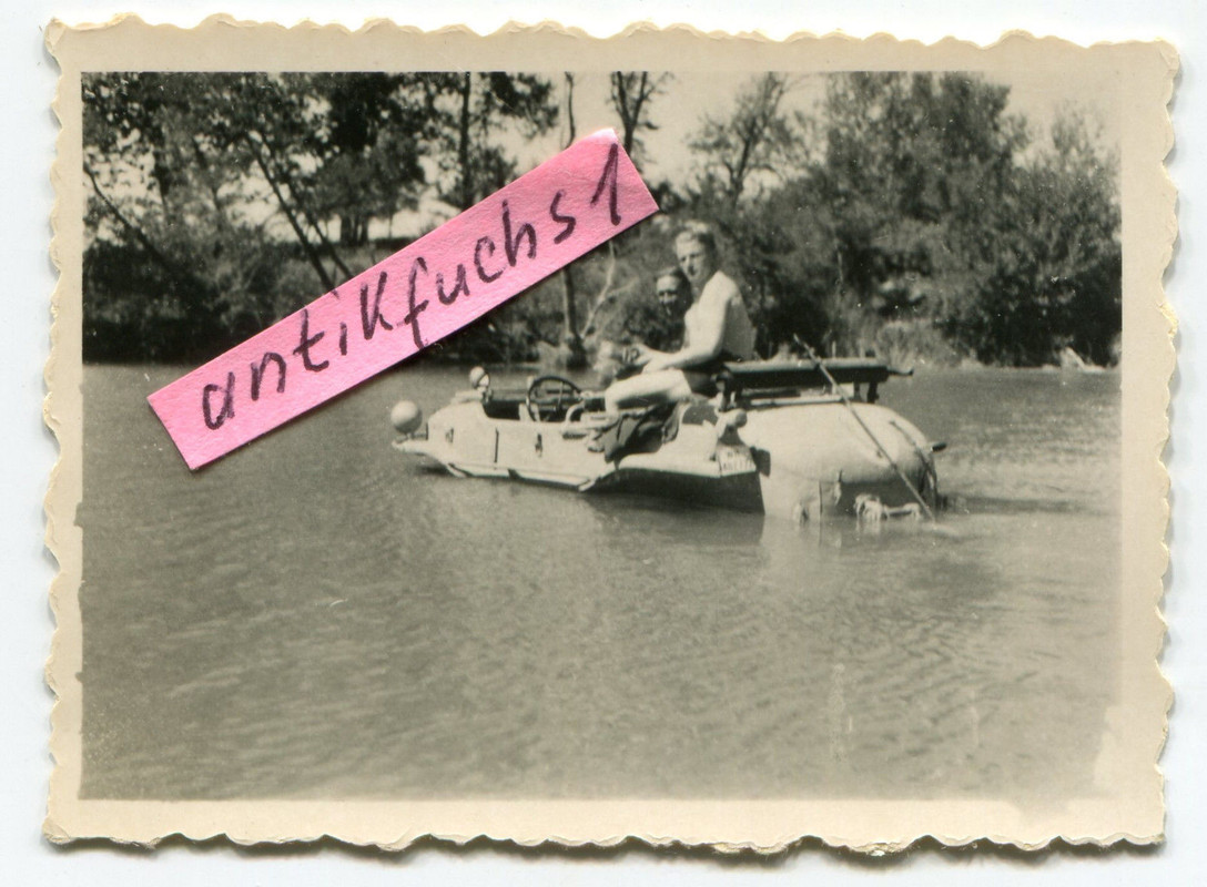 VW-Schwimmwagen  Schwimm-Kübelwagen bei Wasserfahrt im 2.WK