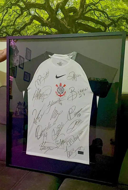 Camiseta branca do Santos autografada e emoldurada