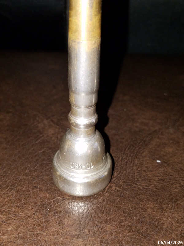 ITEM 2 Bach New York trumpet HEAVY MASS 10 5C (1)