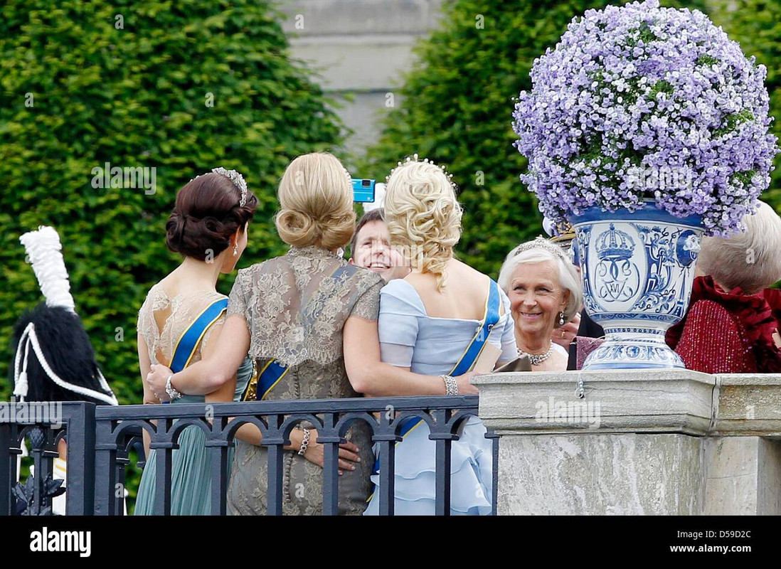 l-rprincess-mary-of-denmark-crown-prince-frederik-of-denmark-princess-D59D2C