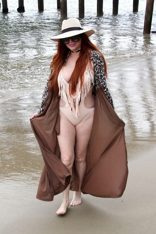 Phoebe-Price-upskirt-STARS-com-9