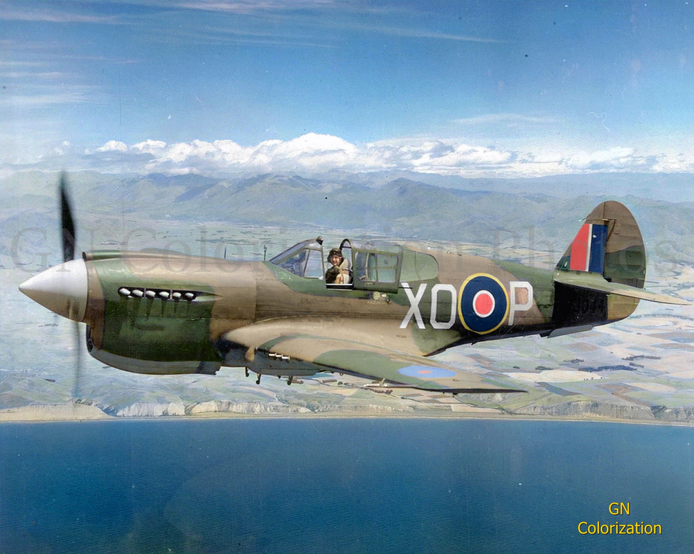 Photos colorisees  - Page 37 RNZAF-16-Sqn-Curtiss-P-40-E-Kittyhawk-au-dessus-de-la-c-te-de-Marlborough