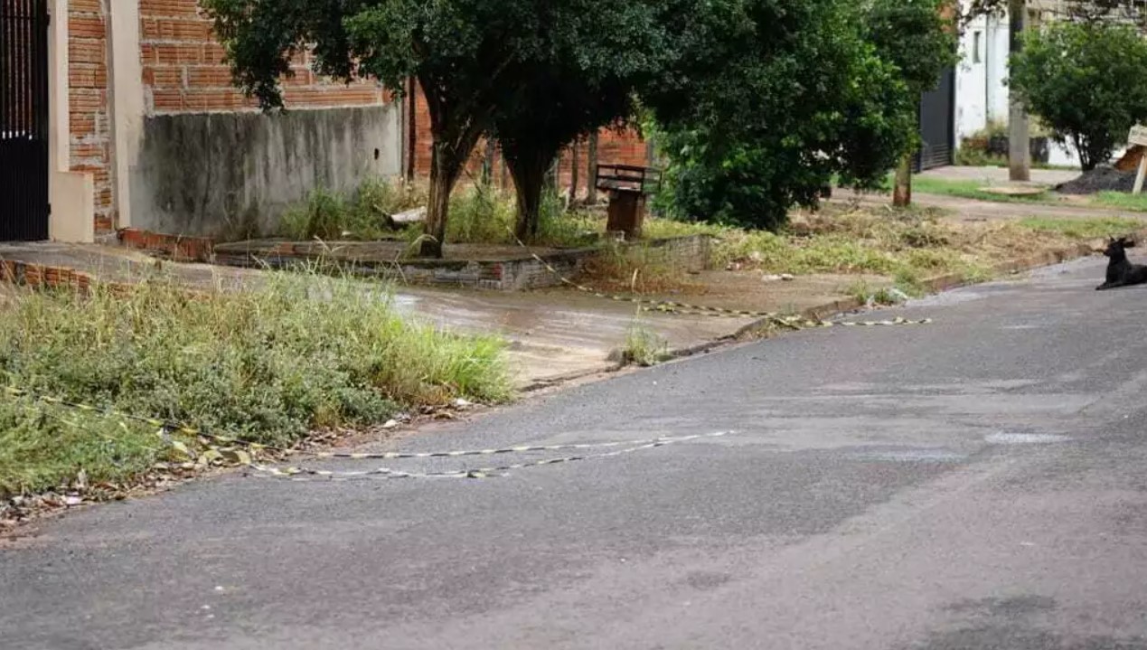 Local onde a vítima caiu e morreu após ser esfaqueada (Foto: Alex Machado)